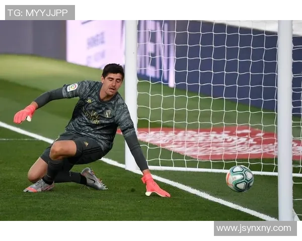 库尔图瓦：守门员的传奇之路与足球世界的辉煌成就